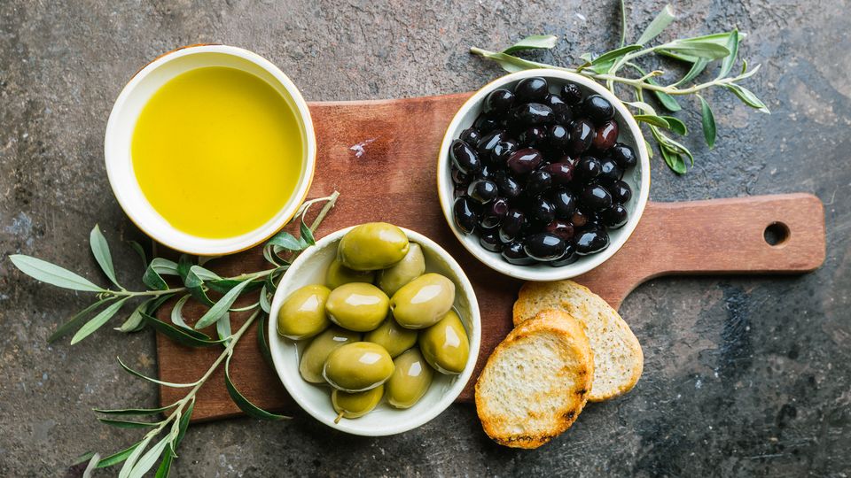 découvrez les nombreux bienfaits des olives fraîches pour votre santé. riches en antioxydants, en acides gras essentiels et en vitamines, elles contribuent à un cœur en pleine forme et aident à réduire l'inflammation. apprenez comment intégrer ces délicieuses petites fruits dans votre régime alimentaire pour profiter de leurs vertus.