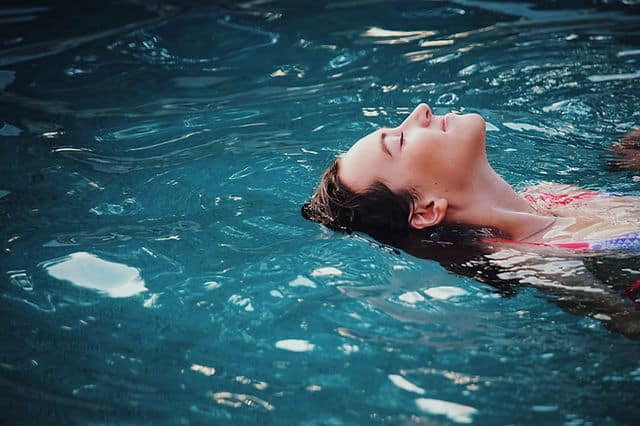 L’impact de l’eau salée sur la santé des cheveux